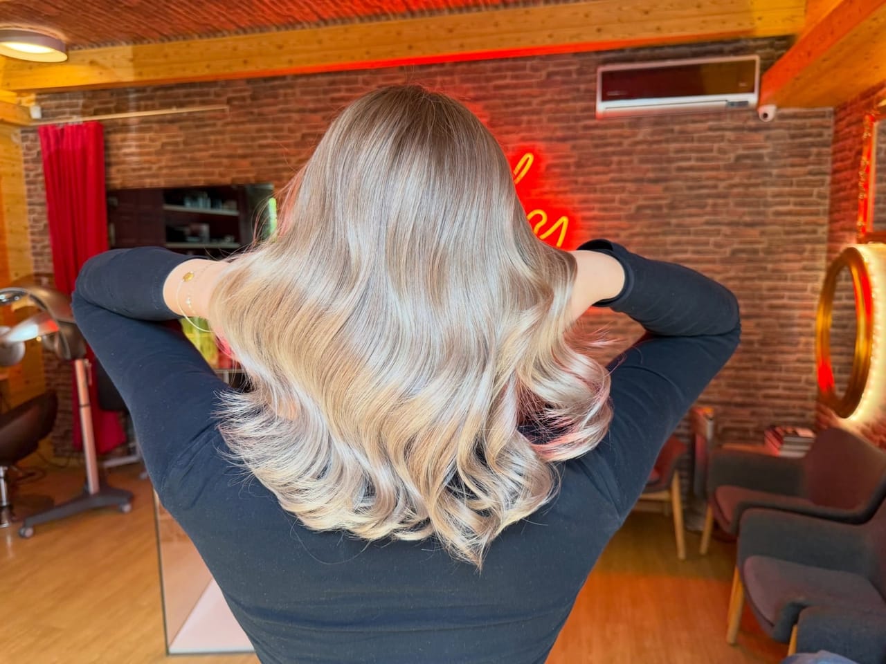 Krémová blond